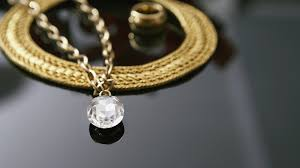 5 Easy Tricks for Jewelry Shopping & Storing